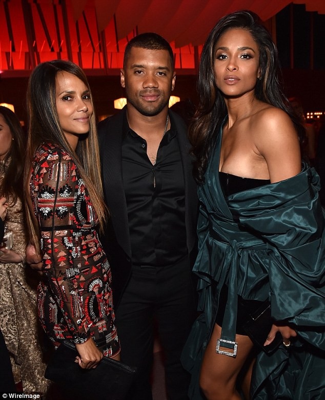 “Miêu nữ” Halle Berry khoe dáng săn chắc tại tiệc hậu Oscar - 14
Halle Berry chụp ảnh kỷ niệm tai bữa tiệc cùng vợ chồng nữ ca sĩ Ciara Wilson.