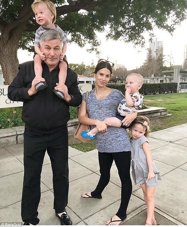“Nữ hoàng yoga” Hilaria Baldwin mang thai lần bốn - 2
Hilaria và Alec Baldwin đã có với nhau một cô con gái 4 tuổi, một cậu con trai 2 tuổi và một cậu con trai 1 tuổi.