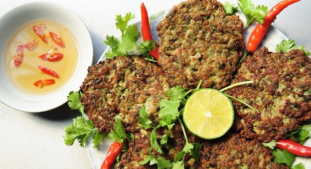4 món ăn trông thì “ghê” nhưng ngon trứ danh ở Việt Nam - 8 Chả rươi thành phần có màu vàng tự nhiên