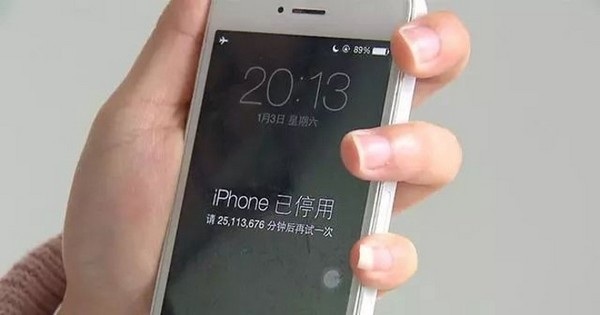 Hộp thoại thông báo cho biết iPhone sẽ bị khóa trong 25.113.676 phút