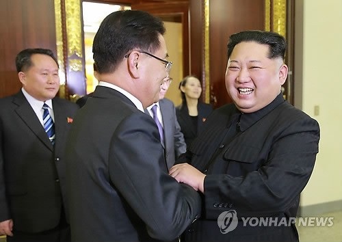 Triều Tiên bất ngờ tuyên bố sẵn sàng thảo luận giải trừ hạt nhân với Mỹ - 1
Ông Kim Jong-un tiếp phái đoàn Hàn Quốc thăm Triều Tiên hôm 5/3. (Ảnh: Yonhap)