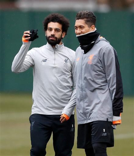 Liverpool thoải mái trên sân tập, sẵn sàng "làm gỏi" Porto - 3
Salah (trái) nói chuyện với Firmino, cả hai đều đang là những cầu thủ quan trọng trong đội hình của Klopp