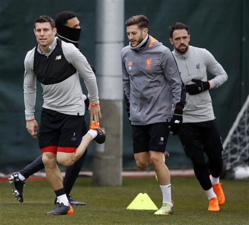 Liverpool thoải mái trên sân tập, sẵn sàng "làm gỏi" Porto - 11
James Milner (trái) và Adam Lallana (giữa)
