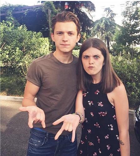Loạt “sao” sở hữu kỹ năng chụp hình tự sướng cực “ảo” - 3 Tom Holland cũng tỏ ra rất phấn khích khi gặp được một fan nữ có cùng độ tuổi
