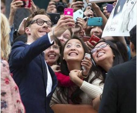 Loạt “sao” sở hữu kỹ năng chụp hình tự sướng cực “ảo” - 9 Benedict Cumberbatch cũng đã có được một tấm hình tự sướng để đời