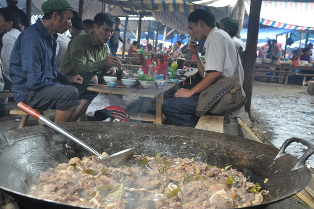 4 món ăn trông thì “ghê” nhưng ngon trứ danh ở Việt Nam - 4 Những nồi thắng cố ở các phiên chợ vùng cao thường rất lớn, đủ cho vài chục người ăn.