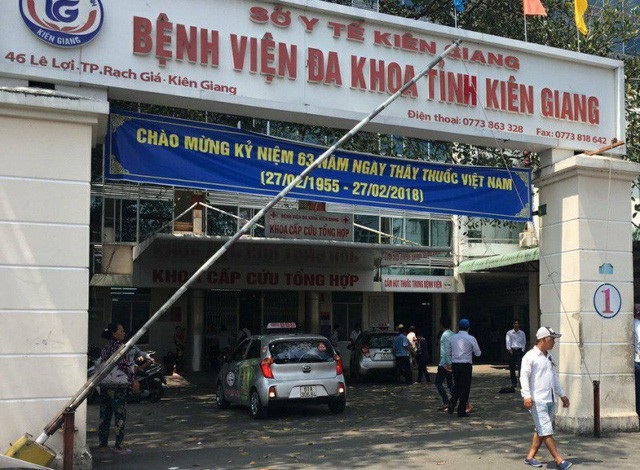 Bộ Y tế yêu cầu xử lý vụ “bác sĩ đuổi bệnh nhân về nhà” - 1
Hiện lãnh đạo bệnh viện đa khoa Kiên Giang đã đình chỉ công tác bác sĩ Tạ Nam Ngạn.