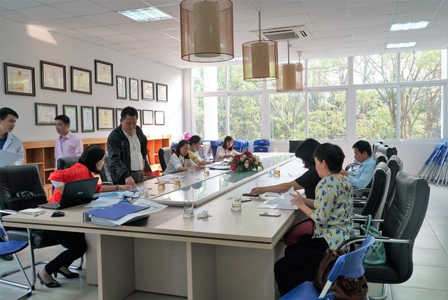 Hàng trăm học sinh đau bụng, nôn ói: Phụ huynh bức xúc với trả lời của nhà trường - 2 Chi cục Vệ sinh an toàn thực phẩm tỉnh Hưng Yên, Ban đại diện cha mẹ học sinh cùng Ban Giám hiệu nhà trường trong buổi làm việc ngày 6/3.