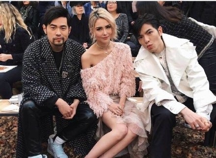 Phạm Băng Băng, Đường Yên tỏa sáng tại tuần lễ thời trang Paris - 2
Hannah thay đổi phong cách với mái tóc nhuộm vàng khá tây.