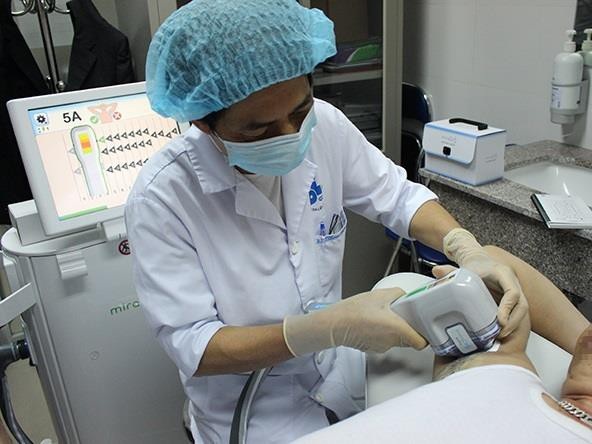 Không cần phẫu thuật, nỗi khốn khổ “viêm cánh” sẽ biến mất - 1 TS Phạm Cao Kiêm điều trị một ca tăng tiết mồ hôi, hôi nách bằng kỹ thuật mới không xâm lấn.