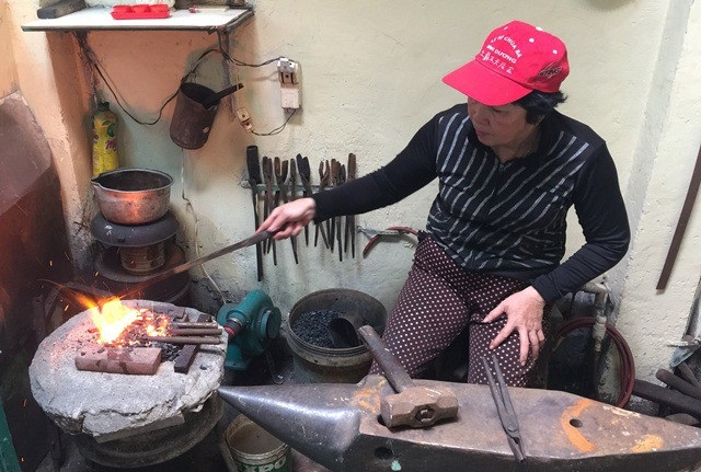 Món quà đặc biệt ngày 8/3 của nữ thợ rèn ở Sài Gòn - 1 Công đoạn nướng sắt.