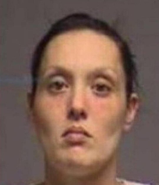 Không rõ vì lý do gì mà Serina lại để mặc xác con gái trong nhà