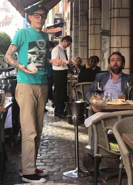 Tìm thấy Nicolas Cage đúng lúc nam tài tử này đang “phê pha” quả không phải là thời điểm thích hợp để xin chụp ảnh cùng