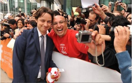 Nụ cười đáng yêu của James McAvoy quả thực đã làm bừng sáng cả bức hình tự sướng