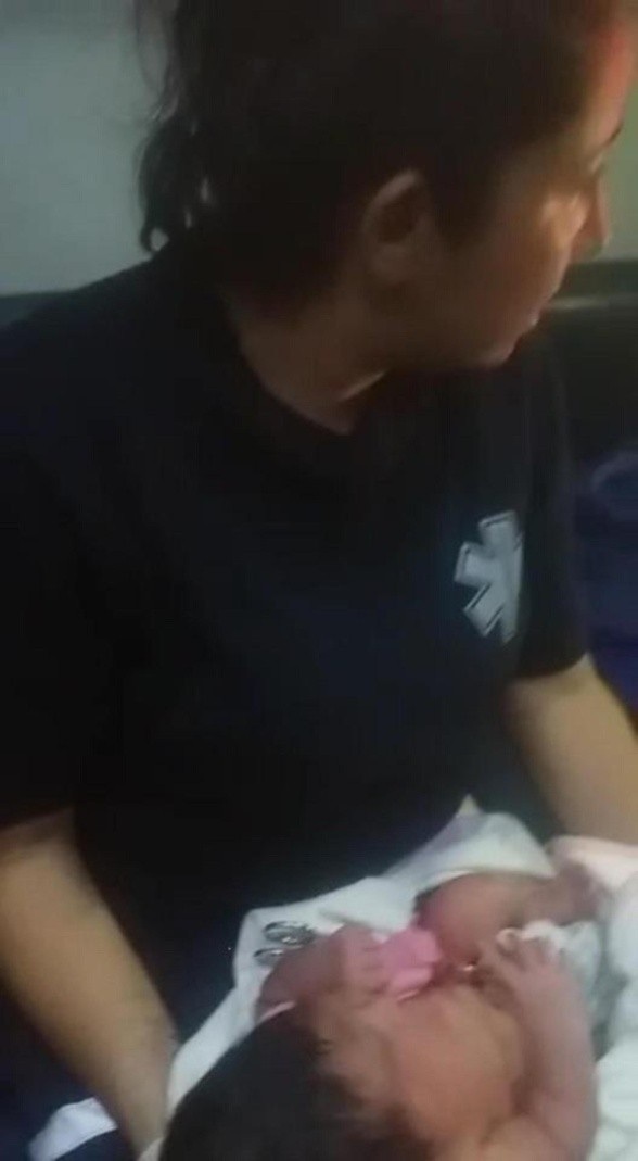Bé sơ sinh bị vứt bỏ trong túi ni lông được người đi đường cứu sống - 3 Người đi đường đã lập tức gọi cảnh sát sau khi phát hiện đứa bé