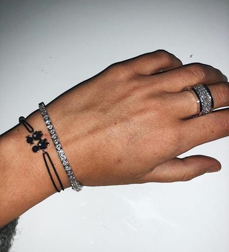 Chân sút của Chelsea mua hẳn vòng tay và nhẫn kim cương tặng vợ