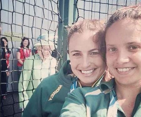 Rất may mắn hai cô gái này đã được chụp hình chung với Nữ hoàng Anh