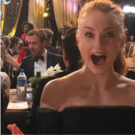 Được ngồi gần Ryan Gosling thì hiển nhiên cô gái nào cũng cảm thấy phấn khích, kể cả “dị nhân” Sophie Turner