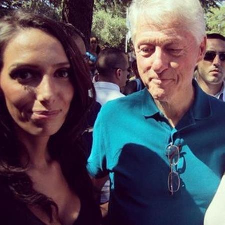 Cựu Tổng thống Mỹ Bill Clinton rất thân thiện và gần gũi khi chụp ảnh cùng fan hâm mộ