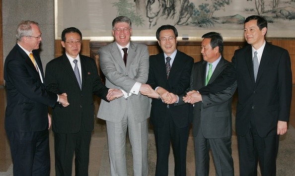 Tổng thống Trump tin Triều Tiên chân thành muốn đối thoại - 2 Các quan chức Mỹ, Triều Tiên, Nga, Trung Quốc, Hàn Quốc và Nhật Bản tham gia đàm phán 6 bên về vấn đề hạt nhân của Triều Tiên năm 2008 tại Bắc Kinh (Ảnh: Getty)