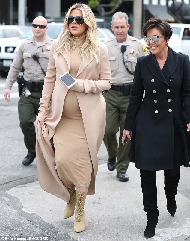
Khloe Kardashian cùng mẹ ra phố mua sắm kết hoqpj quay phần mới cho show truyền hình ăn khách của gia đình
