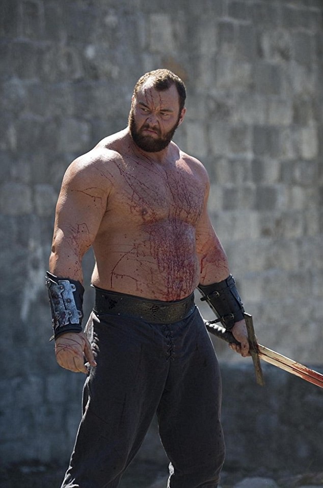 Sửng sốt xem nam diễn viên biệt danh “trái núi” nâng tạ… 500kg - 1 Nam diễn viên người Iceland - Hafthor Julius Bjornsson - vào vai nhân vật phản diện có ngoại hình to lớn tựa người khổng lồ - võ sĩ “Tòa sơn” trong loạt phim truyền hình “Game of Thrones”.