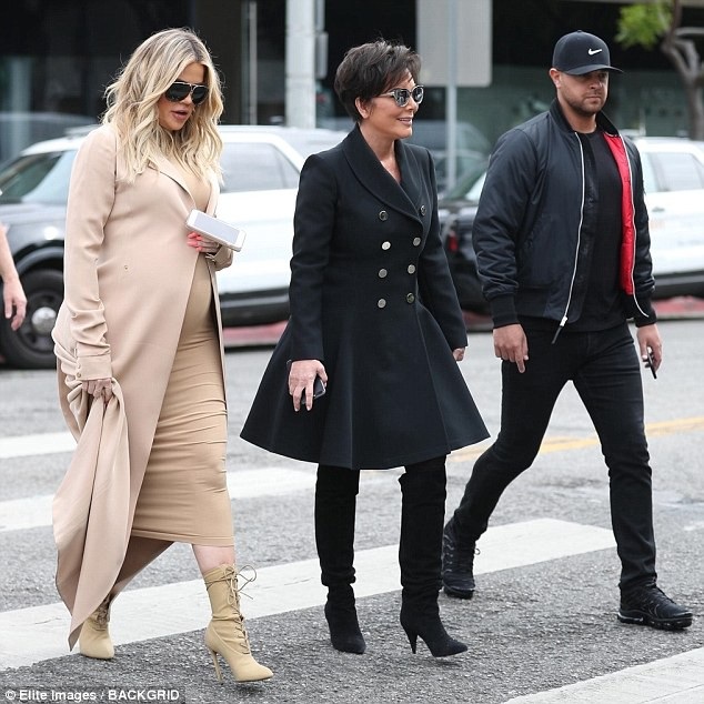 
Khloe Kardashian rạng rỡ nói, cô luôn mong có được một bé gái và hạnh phúc vì giờ đây giấc mơ đã thành hiện thực.
