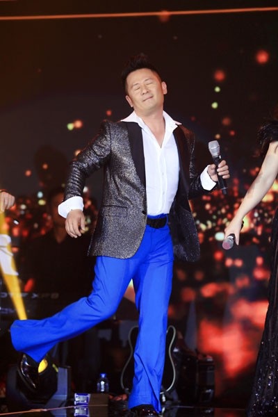 Bằng Kiều đánh guitar, nhảy khiến khán giả phấn khích - 4