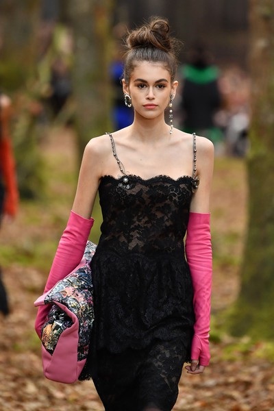 Show diễn thời trang giữa khu rừng - 12
Kaia Gerber - con gái siêu mẫu Cindy trình diễn cho Chanel