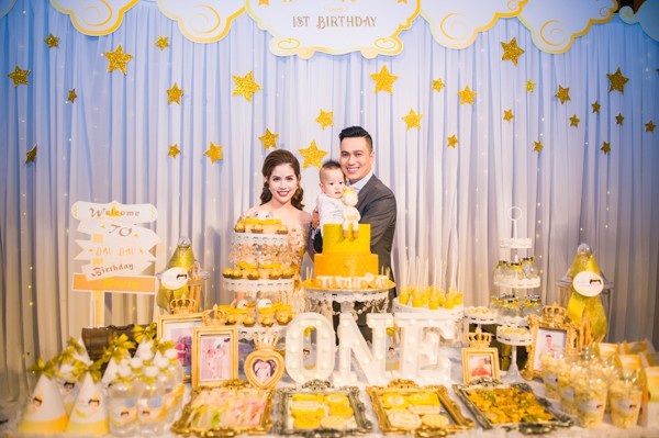 Vợ chồng nam diễn viên Việt Anh đã tổ chức bữa tiệc thôi nôi đánh dấu ngày con trai Hoàng Khôi tròn 1 tuổi. Bữa tiệc diễn ra tại một khách sạn 5 sao ở Hà Nội.