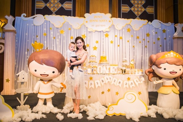 “Từ khi làm mẹ, cuộc sống của tôi thay đổi rất nhiều, bản thân tôi thấy mình có phần chững chạc, chín chắn hơn. Tôi từng trải qua quãng thời gian ngắn trầm cảm sau sinh do bỡ ngỡ với việc chăm sóc con đầu lòng nhưng cảm giác đó nhanh chóng qua đi nhờ được gia đình hai bên hỗ trợ trong việc chăm sóc con. Bây giờ tâm lý của tôi rất thoải mái, không còn áp lực gì.