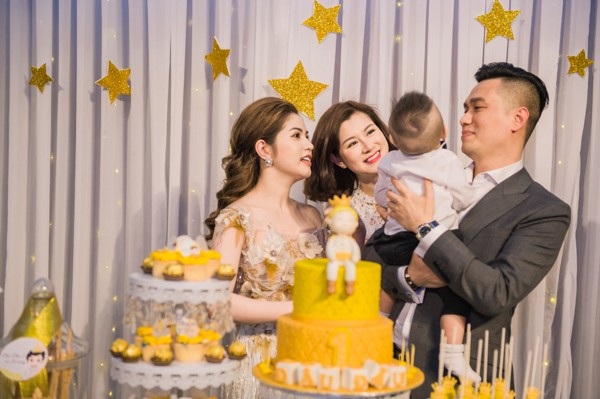 Diễn viên Lưu Huyền Trang đến từ rất sớm để giúp gia đình Việt Anh đón khách.