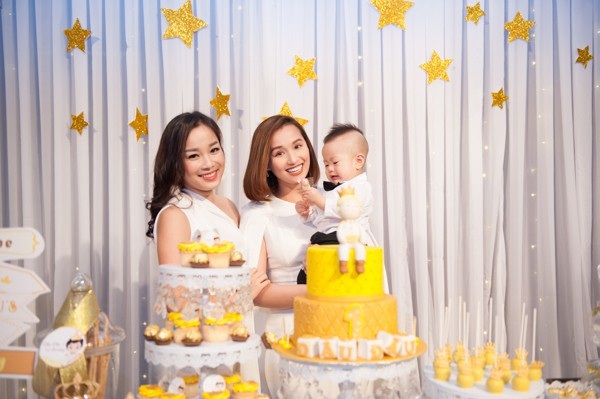 Diễn viên Minh Hương và Lã Thanh Huyền - hai đồng nghiệp thân thiết của Việt Anh cùng chọn tone trắng lịch lãm tới dự tiệc.