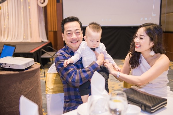 Ông trùm Phan Quân - NSND Hoàng Dũng đã tới chung vui cùng gia đình diễn viên Việt Anh.