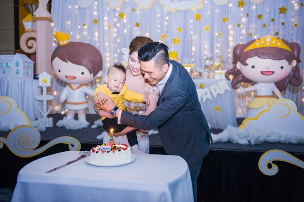 Khoảnh khắc xúc động nhất với tôi là khi bé Đậu gọi “mẹ” lúc con được 10 tháng tuổi. Vợ chồng tôi nuôi con theo phương pháp tôn trọng con, để con tự khám phá cuộc sống và được bộc lộ cảm xúc một cách tự nhiên, tuy nhiên không nuông chiều con. Có lẽ nhờ vậy mà Đậu dễ gần, ngoan và ít khóc lắm. 1 tuổi, con thích nghe và nhảy theo nhạc, thích đi xe đẩy khắp nhà,…”, Trần Hương bộc bạch.