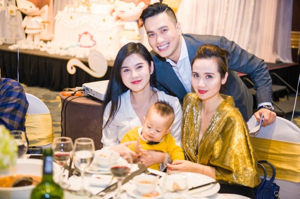 Huyền Lizzie (áo vàng) xinh đẹp và đầy quyến rũ tới chúc mừng gia đình Việt Anh.