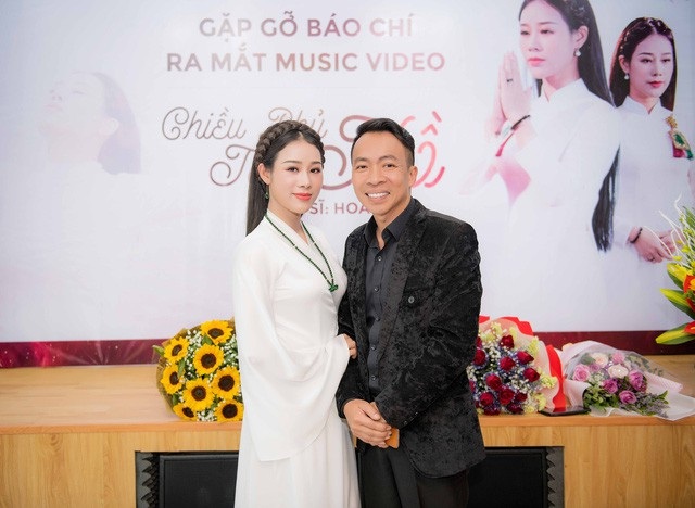 Chuyện về các bà vợ “không giống ai” của nhiều nghệ sĩ nổi tiếng đất Bắc - 3 Hoa Trần - Việt Hoàn.