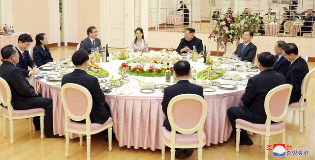 Giải mã phong cách ngoại giao ấn tượng của ông Kim Jong-un - 2 Nhà lãnh đạo Kim Jong-un và phu nhân Ri Sol-ju đã tổ chức bữa tiệc tối mời phái đoàn cấp cao Hàn Quốc. (Ảnh: KCNA)