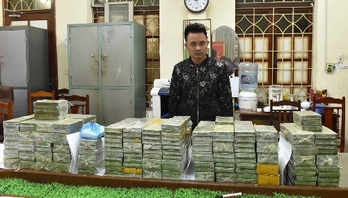 Khởi tố "ông trùm" cùng đàn em buôn 288 bánh heroin, giá 57 tỉ đồng - 2 Nghi phạm Trần Tiến Thành và số ma túy thu giữ được - Ảnh: Bảo Ngọc