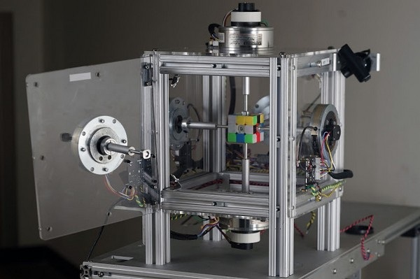 Kinh ngạc chú robot giải khối rubik chỉ trong 0,38 giây - 1 Robot “Cỗ máy rubik ” với những cánh tay máy dùng để xoay 6 mặt rubik