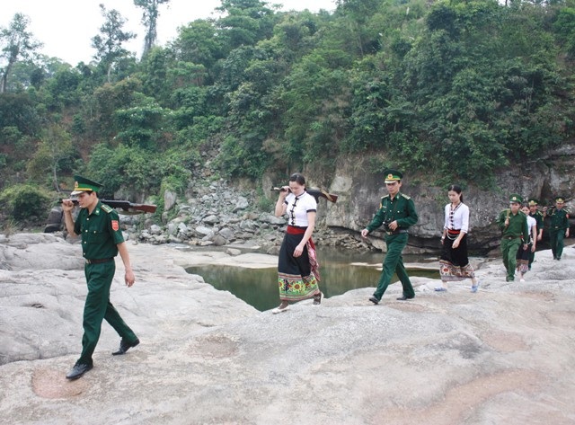 Những "bóng hồng" trên đường tuần tra biên giới - 1 Những bóng hồng cùng lực lượng bộ đội biên phòng trên cung đường tuần tra bảo vệ biên giới (ảnh Lê Thạch)