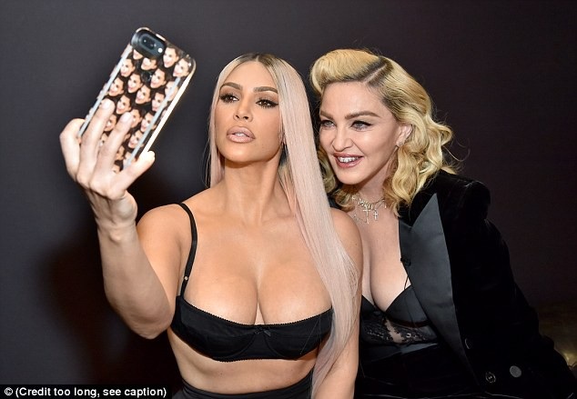 Kim Kardashian đọ vẻ sexy bên Madonna - 1
Kim Kardashian hội ngộ Madonna trong một sự kiện tại Los Angeles ngày 8/3 vừa qua