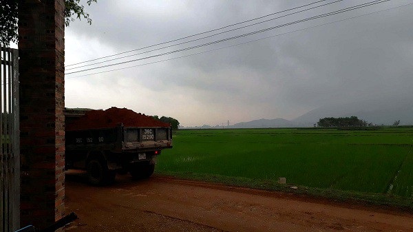 Thanh Hóa: Ngang nhiên khai thác đất trái phép giữa “thanh thiên bạch nhật”! - 3 Những chiếc xe chở đất không phủ bạt, chạy ầm ầm trên đường