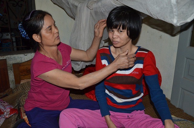 "Bố ơi, xin bố đừng chết !..." - 4 …Chỉ biết đi lang thang rồi suốt ngày la hét, mọi sinh hoạt cá nhân vẫn phải tay người mẹ.