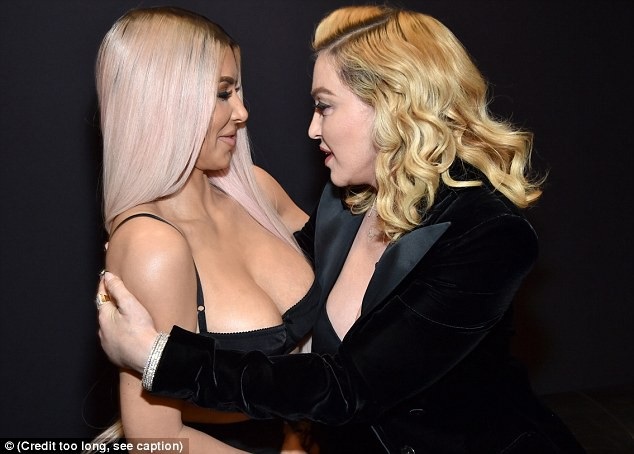 Kim Kardashian đọ vẻ sexy bên Madonna - 6
Cô Kim khoe ngực ngoại cỡ với trang phục hở rất bạo