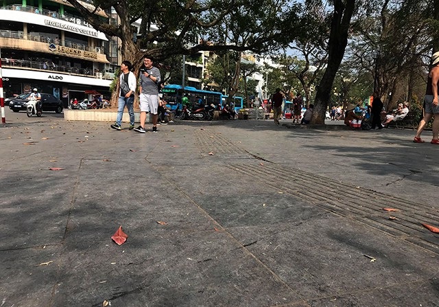Hà Nội muốn lát lại toàn bộ vỉa hè quanh Hồ Gươm bằng đá tự nhiên - 1 Lớp đá lát vỉa hè phía đường Định Tiên Hoàng dự kiến được thay thế bằng đá granite dầy 10 cm