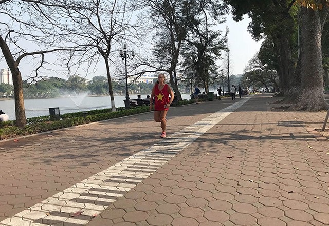 Hà Nội muốn lát lại toàn bộ vỉa hè quanh Hồ Gươm bằng đá tự nhiên - 2 Loại gạch được lát hàng chục năm ở vìa hè quanh hồ Hoàn Kiếm