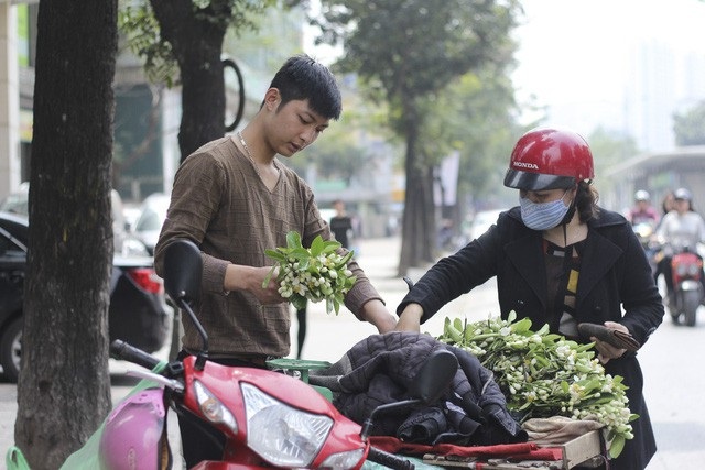 Người Hà Nội vẫn thường có thói quen mua hoa bưởi về thắp hương, nấu chè hoặc chỉ đơn giản là lưu giữ chút hương thơm tinh tế của khúc giao mùa tháng 3
