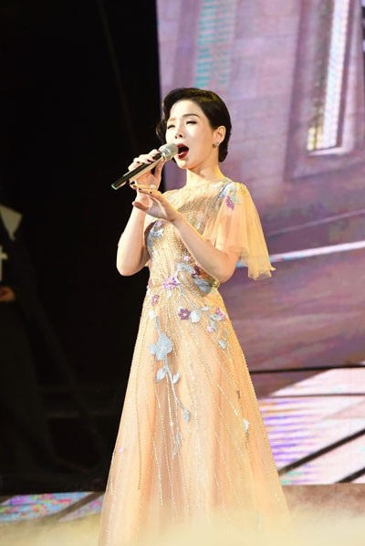 Lệ Quyên tình tứ hát “Biển tình” cùng Đàm Vĩnh Hưng - 3 Sau lần hát nhạc Trịnh gây nhiều tranh cãi, nữ hoàng Bolero đã trở lại với sở trường của mình trong bộ áo dài trắng tinh khôi, cô chia sẻ đã khá lâu mới tổ chức đêm nhạc chỉ có bolero mà thôi.