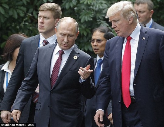 Hé lộ bức thư bí ẩn trong chiếc hộp đen Tổng thống Putin gởi ông Trump - 2
Tổng thống Putin trò chuyện với ông Donald Trump tại Việt Nam năm ngoái. Ảnh: Tass